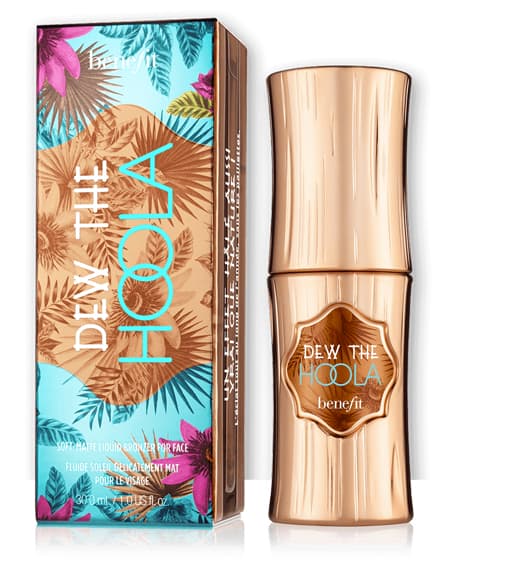 DEW THE HOOLA, Benefit, Benefit, $28 dólares. Este bronceador liquido se aplica fácilmente y se funde con la piel. Lo puedes usar solo o lo puedes mezclar con la base de maquillaje. Da el aspecto que tiene la piel después de un par de días de estar bajo el sol. Su acabado es ligero y mate.