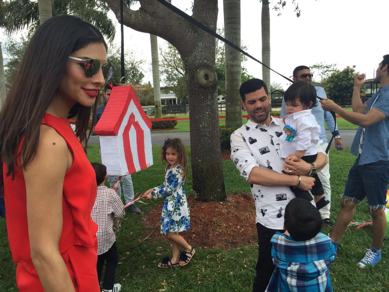 Nuestra primera reina celebró el primer cumpleaños del pequeño Matteo por todo lo alto con una divertida temática circense. Rodeados de amigos y familiares Alejandra y Aníbal lucieron felices junto a su hijo en una celebración que jamás olvidarán.