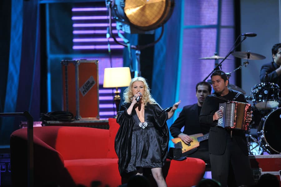 9. ALICIA VILLARREAL. ¿La recuerdas? Ella apareció sobre este escenario vestida de negro.