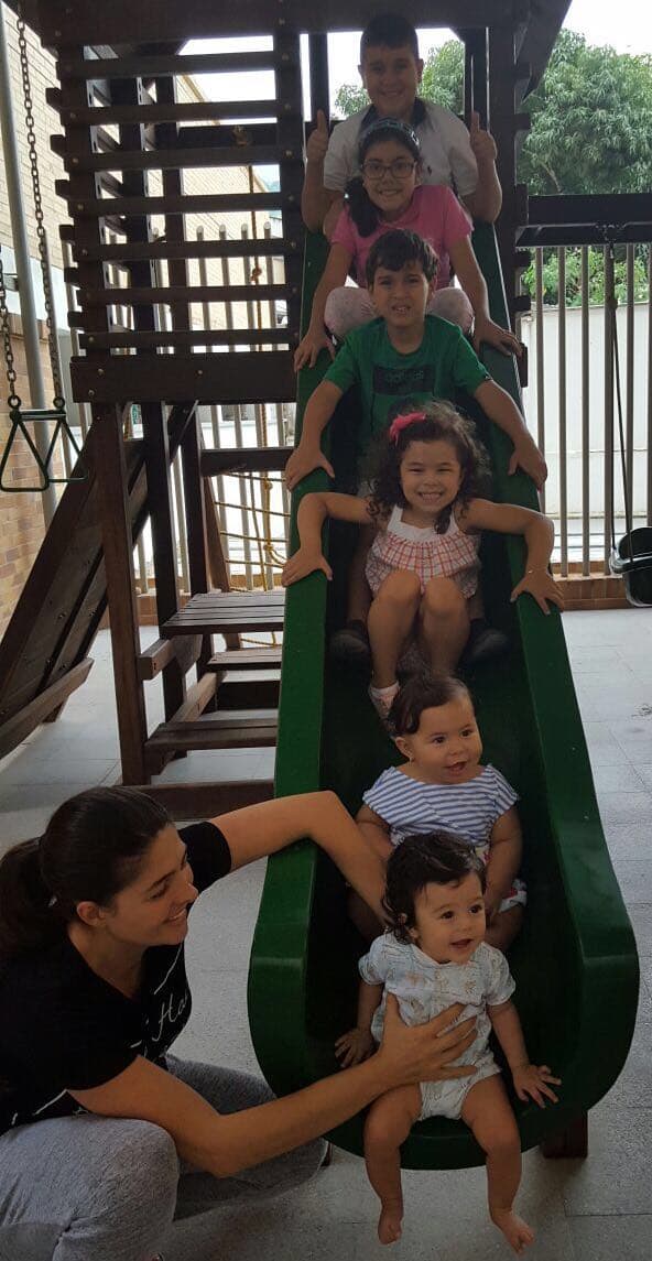 ¡Vamos a divertirnos en la resbaladilla! Así juega Baby Joshua y sus primitos en Colombia.