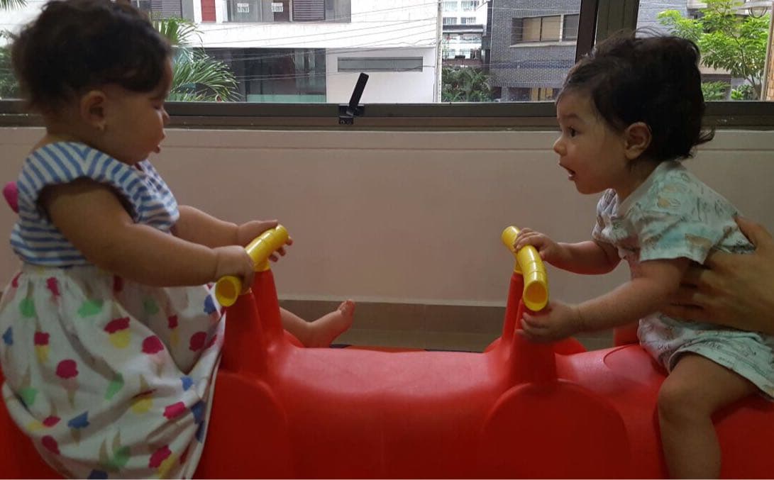 Que caritas tan tiernas, son unos bebés tan hermosos.