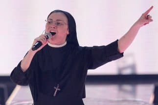 La monja Sor Cristina decidió que "Like a Virgin" de Madonna seá el primer sencillo de su disco que saldrá a la venta en Noviembre.