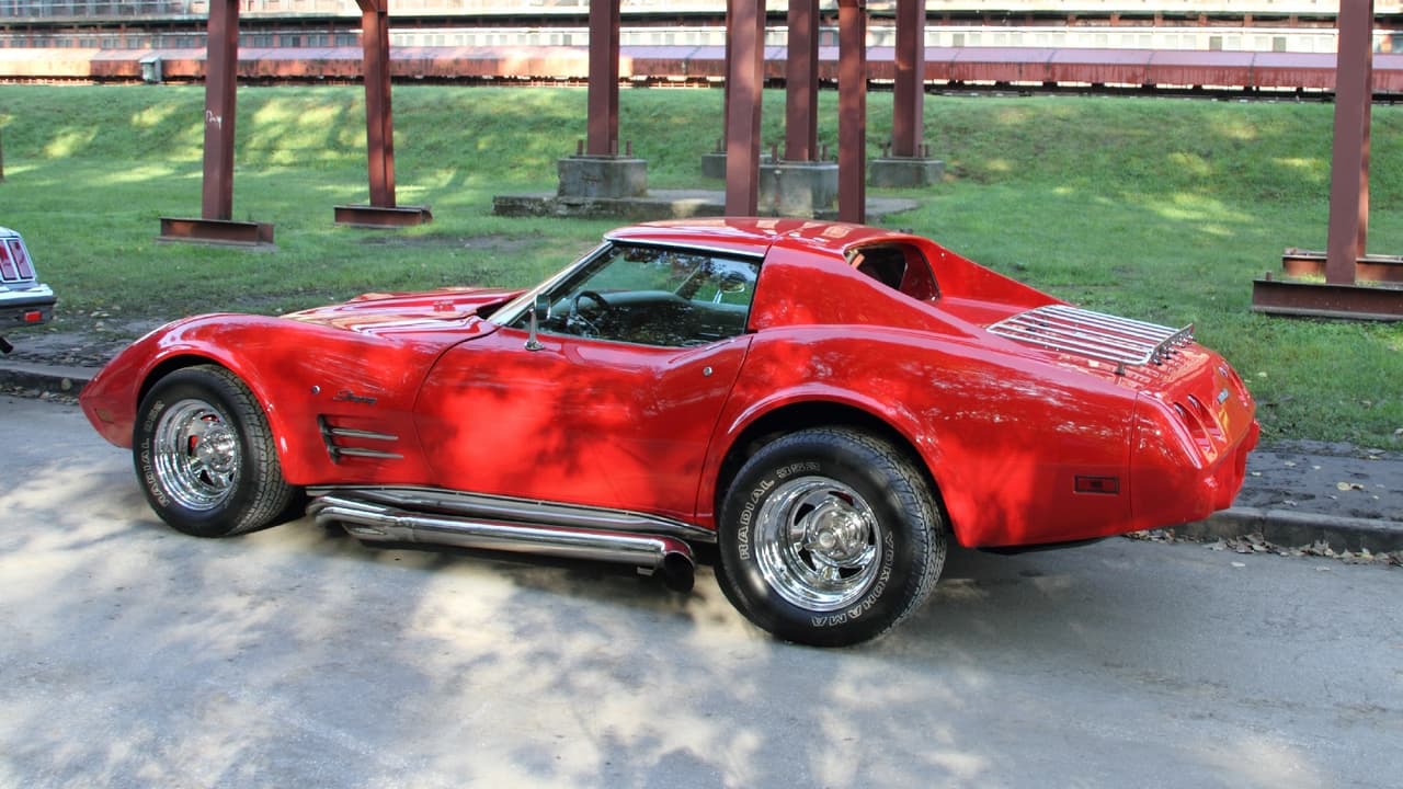 El Corvette C3 de 1975 llevaba un motor de V8 5.8 litros, con una potencia de 165 caballos, y un torque de 255 libras-pie.