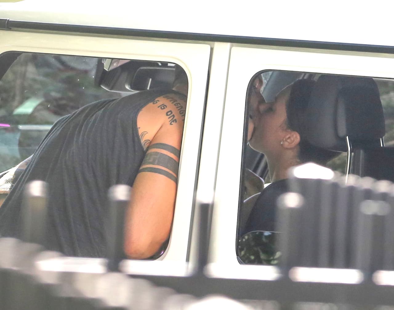 Joe metió medio cuerpo al auto y le dio apasionados besotes.