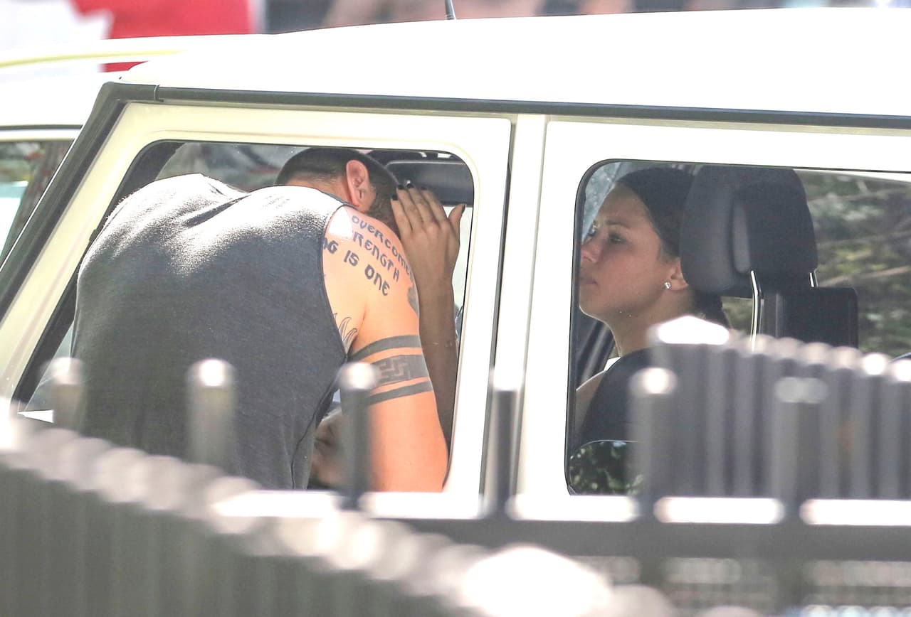 Ella puso su mano sobre su rostro.