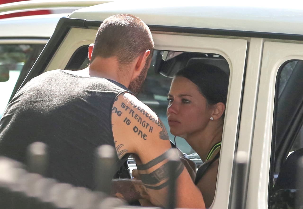 Los paparazzi captaron a Adriana Lima muy cariñosa.