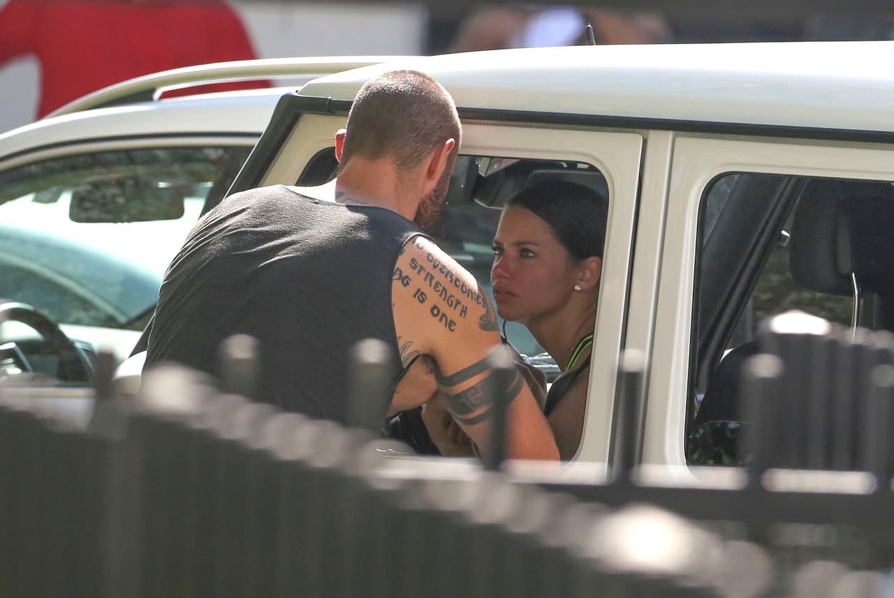 Siguieron platicando unos instantes así.