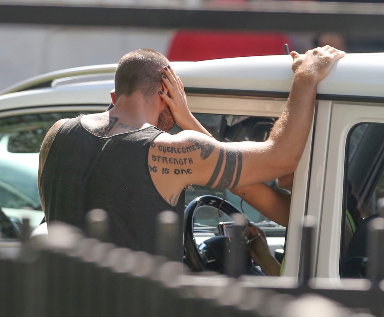 Nota los tatuajes de su querido. ¿Te gustan?