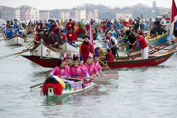 Oficialmente se declaró como festividad suprema durante el siglo XIII. Sin embargo, fue en el siglo XVIII cuando el carnaval veneciano alcanzó su máximo esplendor.