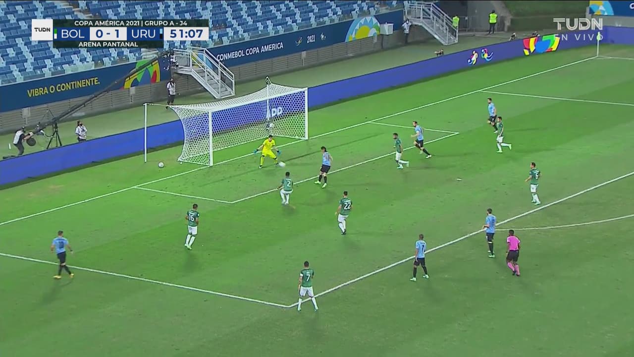 ¡Otra vez falla Cavani! Remata en el área y el portero evita el gol