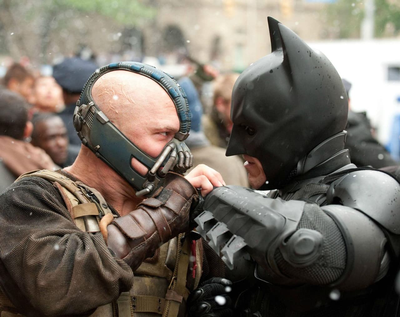 <b>‘The Dark Knight Rises'</b>
<br>En el cierre de la trilogía de Batman del director Christopher Nolan, el Caballero de la Noche aparentemente se sacrifica para llevar una bomba nuclear fuera de Gotham. Fallece en la explosión y en su mansión se le hace una lápida junto a la de sus padres, mientras que en la ciudad se eleva un monumento en honor del héroe. 
<br>Sin embargo, se rebela que el autopiloto del avión de Batman fue arreglado antes de la explosión y cuando Alfred viaja a Italia ve en una mesa de un restaurante a Bruce Wayne y Selina Kyle juntos.