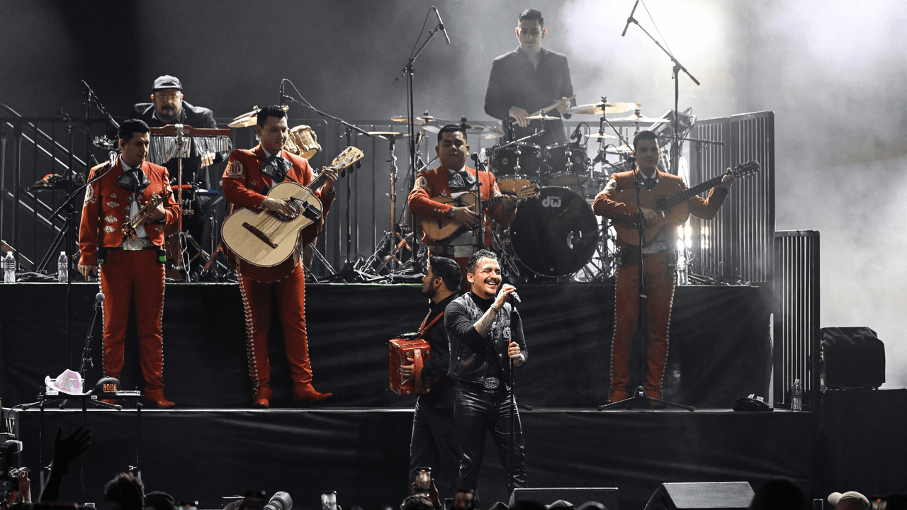 En su concierto, estuvo acompañado de seis mariachis para interpretar sus canciones.