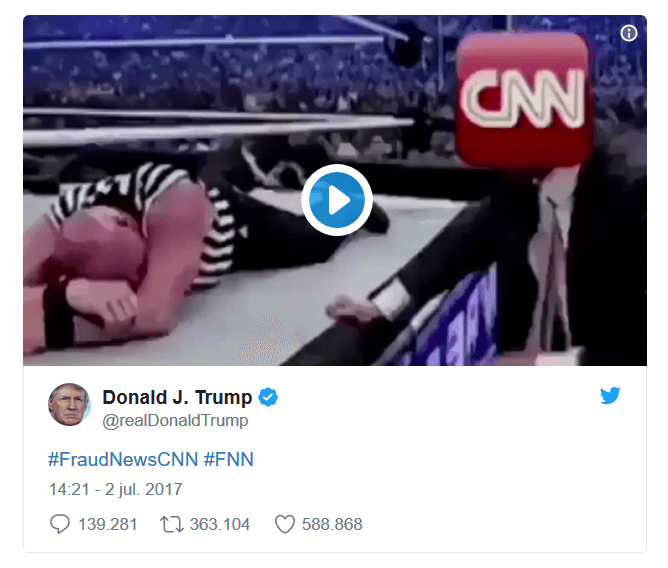 <b>El puñetazo de Trump a la CNN</b>
<br>Los tuits de Trump contra los medios de comunicación, a los que acusa de difundir noticias falsas, son legendarios. El mandatario llegó a tuitear un vídeo-montaje que simulaba que el mismo 
<a href="http://www.univision.com/noticias/politica/el-presidente-trump-tuitea-un-montaje-de-video-en-el-que-golpea-a-cnn">Trump daba un puñetazo al logo de la cadena de noticias CNN</a>, incitando así a la violencia.