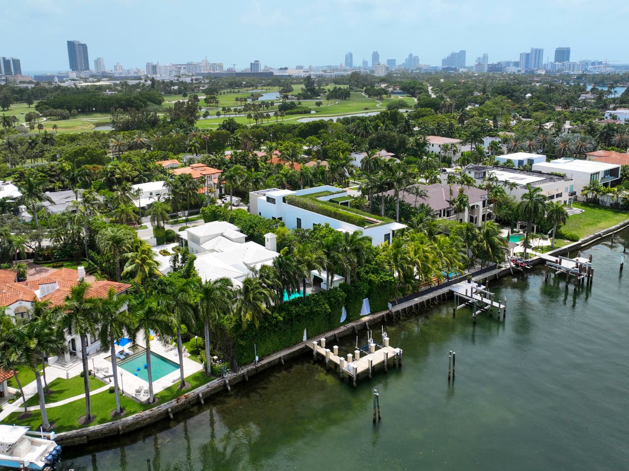 La residencia se encuentra ubicada en una calle favorita por las celebridades, North Bay Road. 
<br>