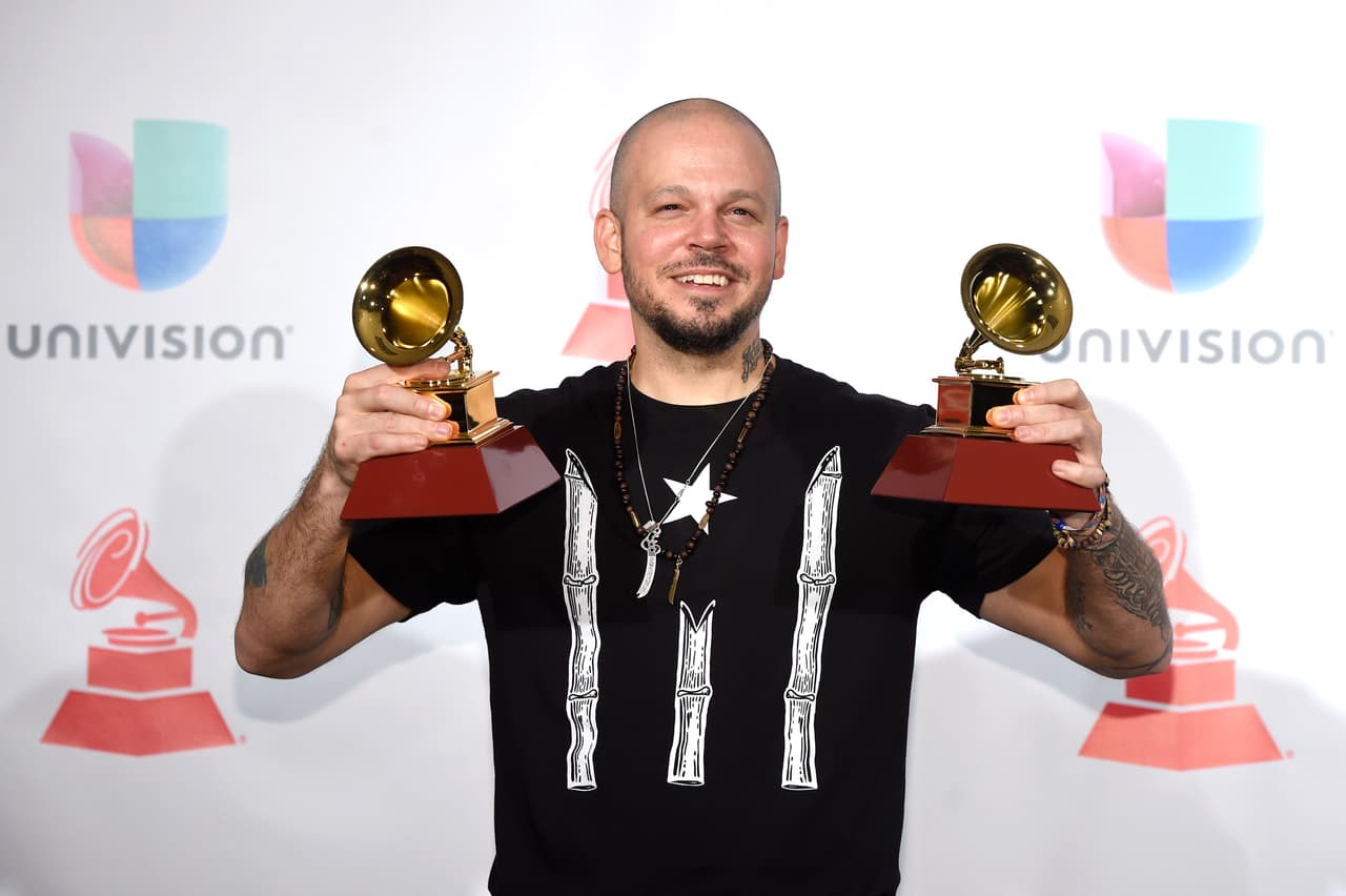 Residente, aunque contento con su nominación a Mejor Album Rock, Urbano o Alternativo Latino, lamentó el tiempo que perdió con su hijo cuando estuvo trabajando por dos años en la creación de su disco 'Residente'. "Ningún premio o reconocimiento va a devolverme ese tiempo que perdí de ver a mi hijo crecer. Lo único que me anima un poco es el saber que luego de tantos sacrificios para hacer mi arte exista gente que de alguna forma este disco los conmueva, les toque la fibra y les inyecte las ganas de querer conocer el mundo", escribió.