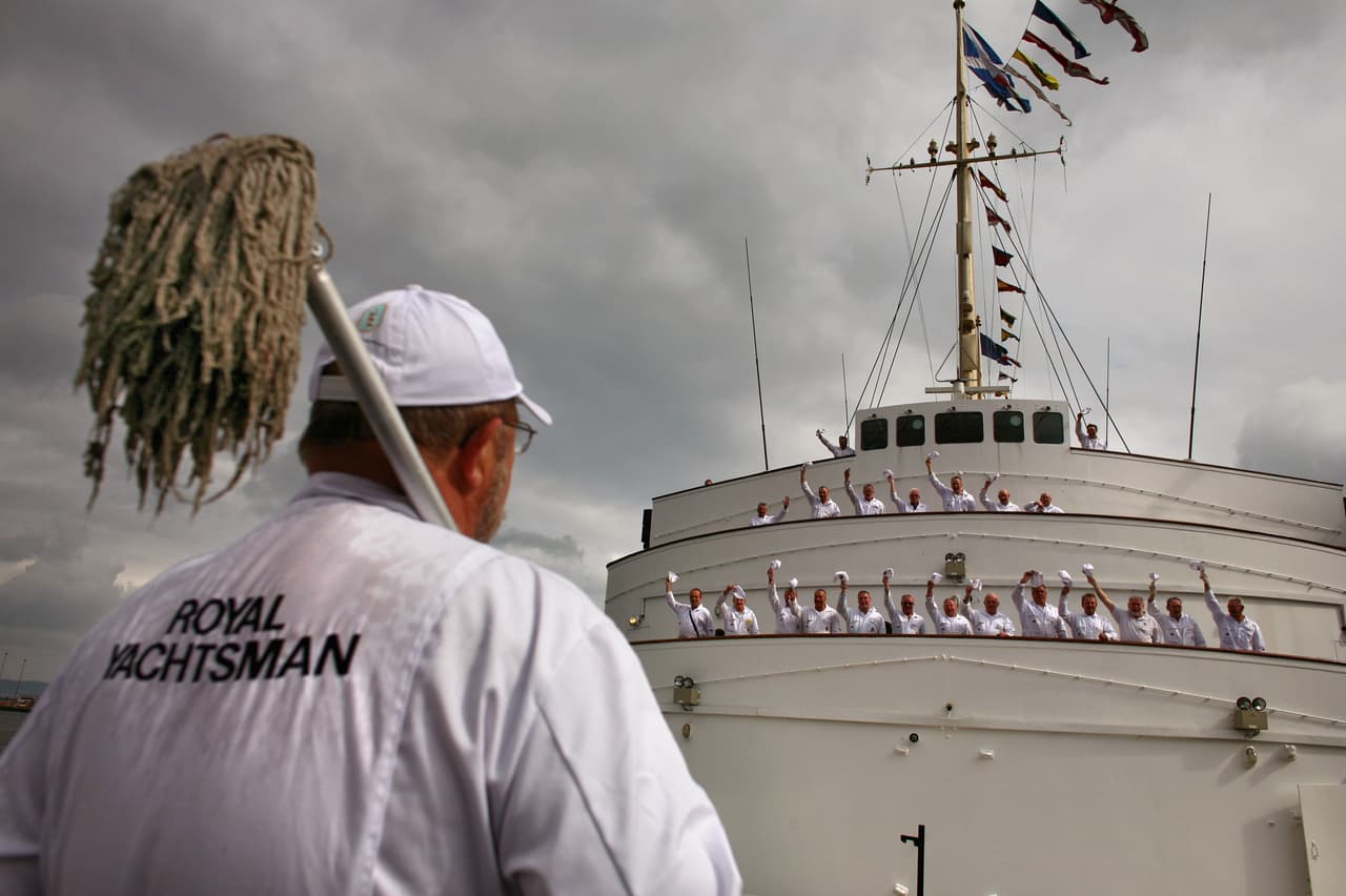 La tripulación de la embarcación real se veía obligada a saludar a la gente desde la cubierta, sin embargo la gran carga de trabajo les impedía hacerlo por lo que tuvieron que contratar personas para ese fin, reveló uno de los marineros que trabaja a bordo.