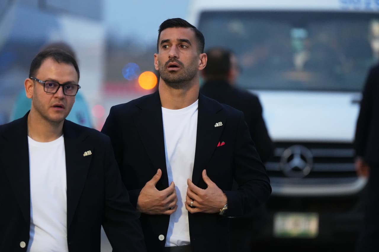 Ehsan Hajisafi, de Irán (izquierda), llega con sus compañeros al Mundial de fútbol en Tijuana, México, el domingo 7 de junio de 2026. (Foto AP/Gregory Bull)