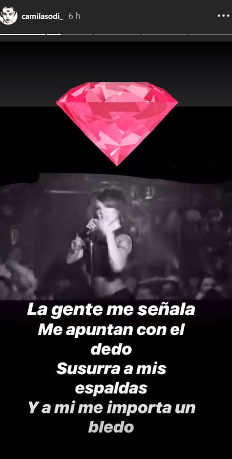Pero ante la ola de comentarios negativos en su contra, 
<a href="https://www.univision.com/famosos/con-una-cancion-de-su-tia-thalia-camila-sodi-contesta-a-quienes-la-han-criticado-por-ser-la-nueva-rubi-fotos" target="_blank">Camila respondió muy a su manera </a>a través de sus historias en Instagram, donde la actriz colgó algunas imágenes con frases de la canción 'A quién le importa', cover que retomó su tía Thalía en 2002, canción originalmente lanzada por el grupo Alaska y Dinarama a finales de la década de los 80.