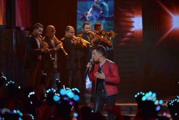 Cantó con mucho sentimiento y emoción.