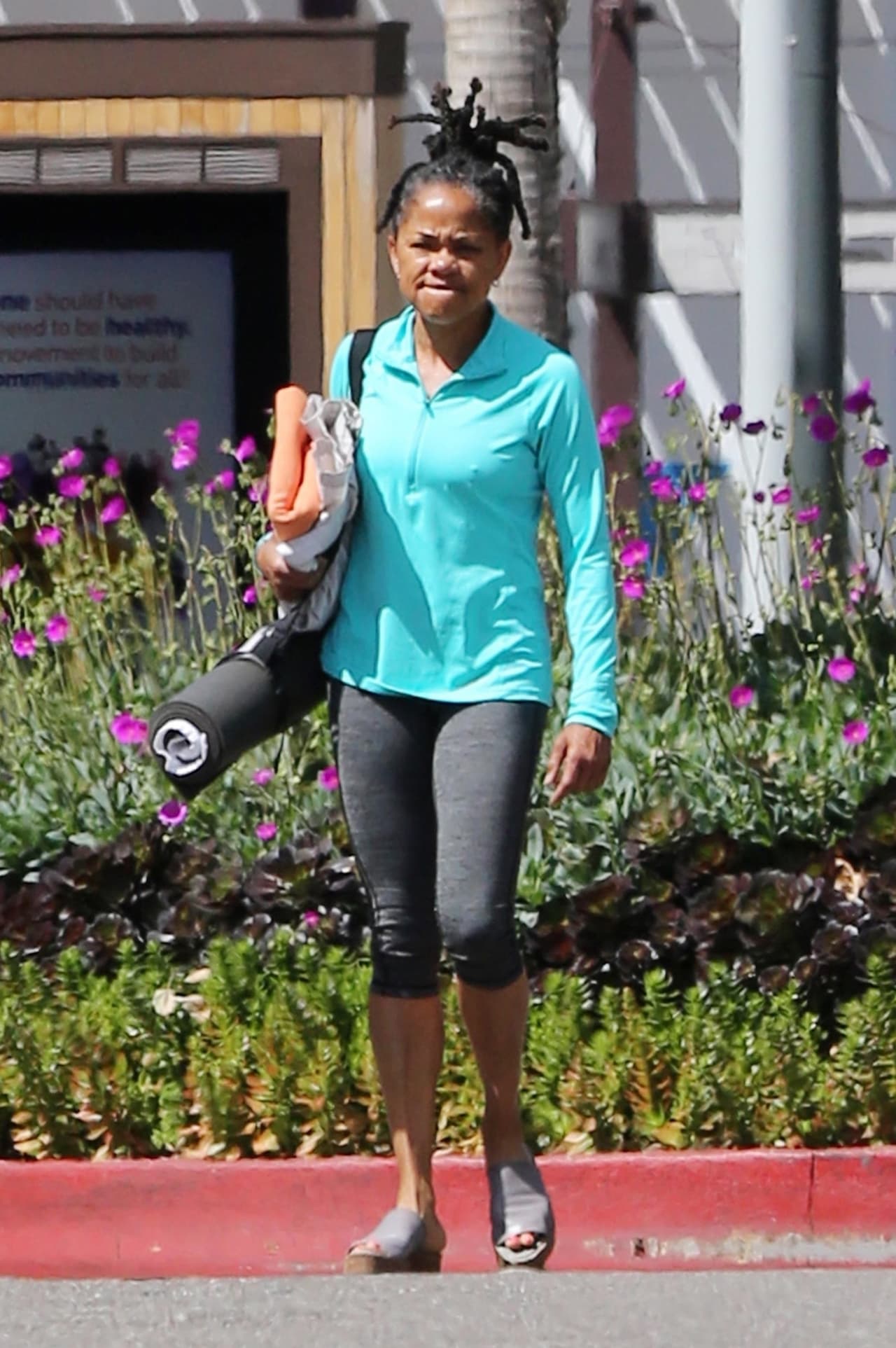 Por su parte, Doria Ragland, madre de la novia, se mantuvo en silencio y, en vez de hablar con los medios de comunicación, asistió a sus clases de yoga, en Los Ángeles, California, reservándose incluso cuándo viajaría al reencuentro con su hija.