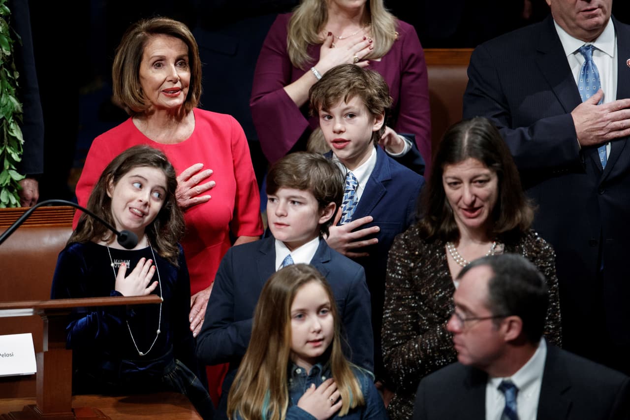 Pelosi acompañada de varios niños durante la juramentación de los representantes del nuevo Congreso.