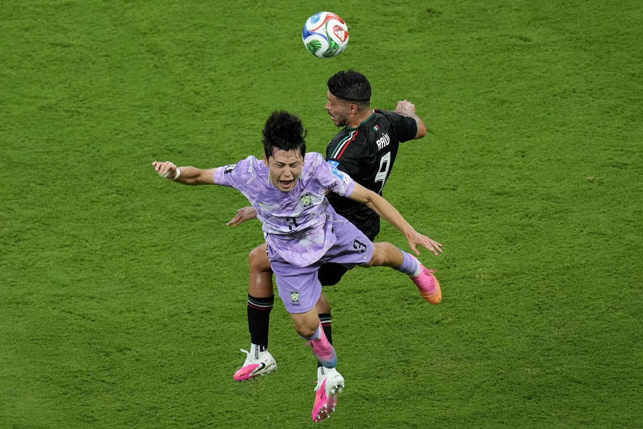 El surcoreano Lee Gi-hyeok (izquierda) disputa un balón aéreo con el mexicano Raúl Jiménez durante el partido de fútbol del Grupo A de la Copa del Mundo entre México y Corea del Sur en Zapopan, cerca de Guadalajara, México, el jueves 18 de junio de 2026.