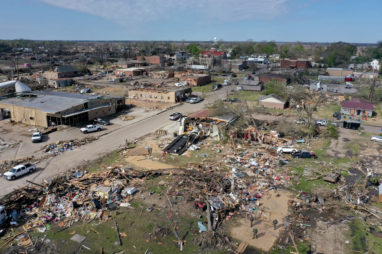 El gobernador de Mississippi estuvo acompañado en la rueda de prensa de este domingo por el secretario de Seguridad Nacional, Alejandro Mayorkas, quien reiteró el apoyo estatal para la recuperación de la zona, unas horas después de que el presidente de Estados Unidos, 
<a href="https://www.univision.com/noticias/estados-unidos/biden-declara-estado-de-emergencia-mississippi-tornados-rolling-fork" target="_blank">Joe Biden</a>, declaró a los condados afectados como zona de "gran desastre".