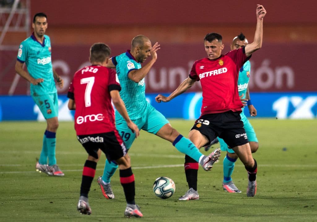 Martin Braithwaite trata de hacer la genialidad se salir entre dos defensas, pero el danés termina perdiendo el balón.