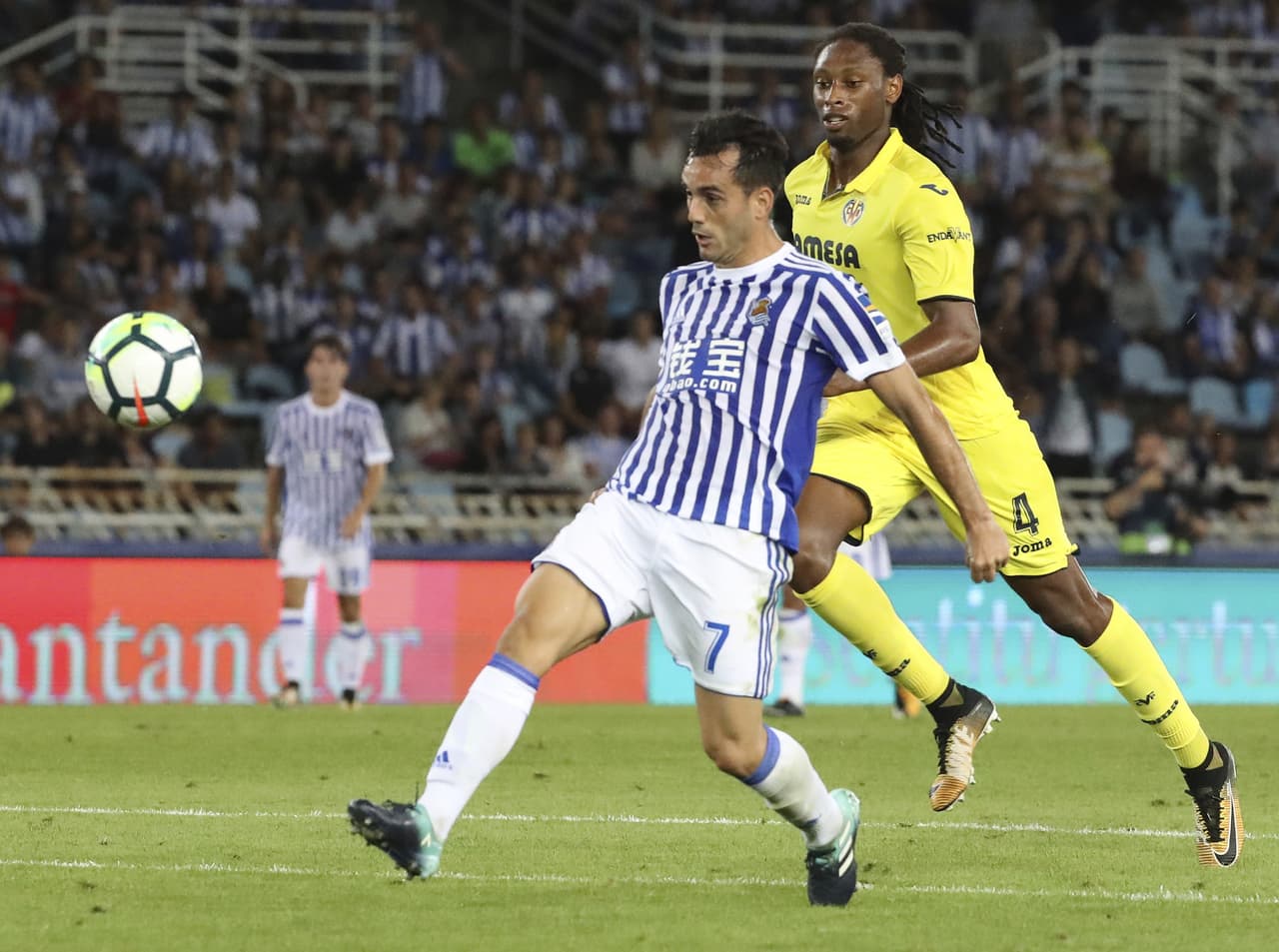 GRA366. SAN SEBASTIÁN, 25/08/2017.- El delantero de la Real Sociedad Juanmi (i) chuta para conseguir el tercer gol de su equipo ante Rúben Semedo, del Villareal, durante el partido correspondiente a la segunda jornada de LaLiga Santander disputado hoy en el estadio de Anoeta. EFE/Javier Etxezarreta