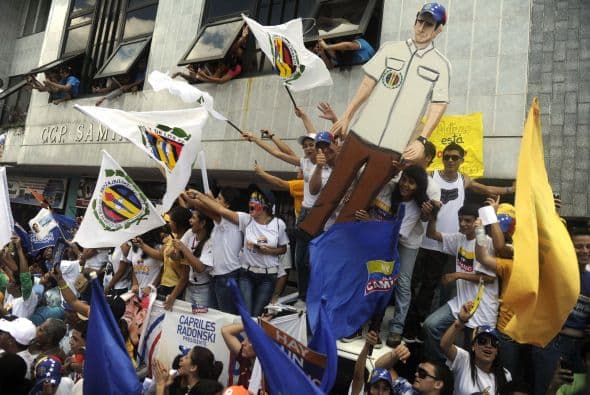 "Es la hora del futuro, es la hora de avanzar y usted no va a detener el avance de este pueblo", dijo Capriles refiriéndose al presidente venezolano.