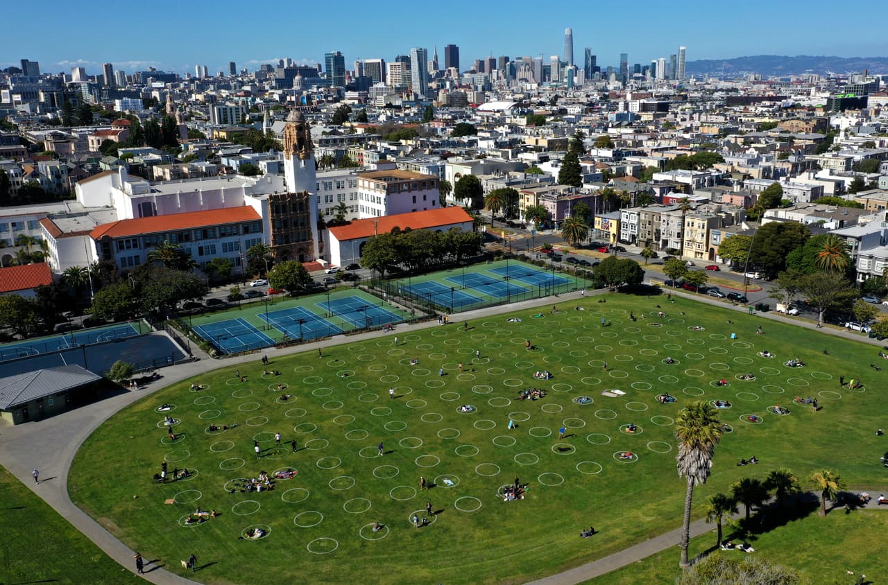 El parque Dolores es uno de los destinos más populares tanto para familias como para grupos de amigos que gustan de realizar días de campo, salir a beber o simplemente asolearse.