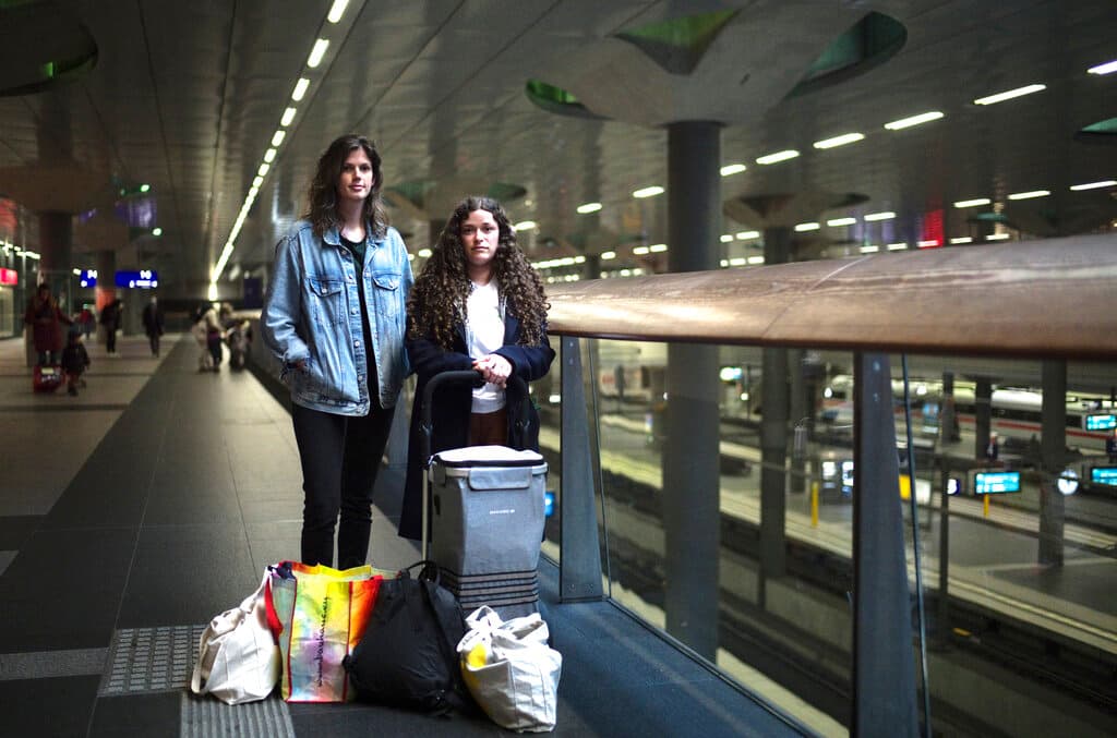 Alyse Conn-Powers, a la izquierda, y Maya Grossman posan para una foto con artículos de ayuda que compraron para los refugiados de Ucrania.