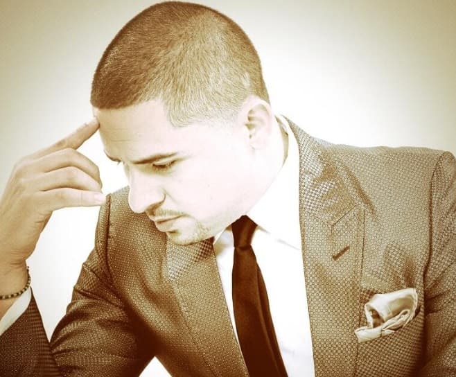 A Larry le fascina tocar estos temas, y su trabajo musical se ha caracterizado por ello.