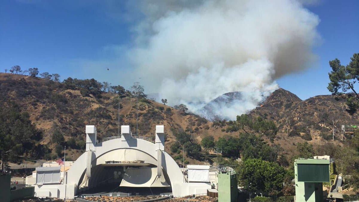 El fuego se extendía cerca del Hollywood Bowl.