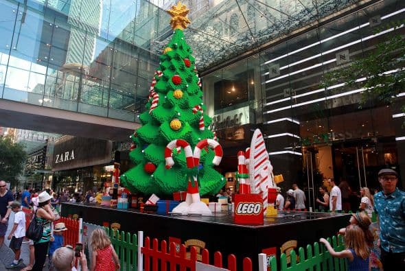Otro árbol de Lego se encendió en la ciudad de Sydney. Justamente en el centro comercial Westfiel Sydney.