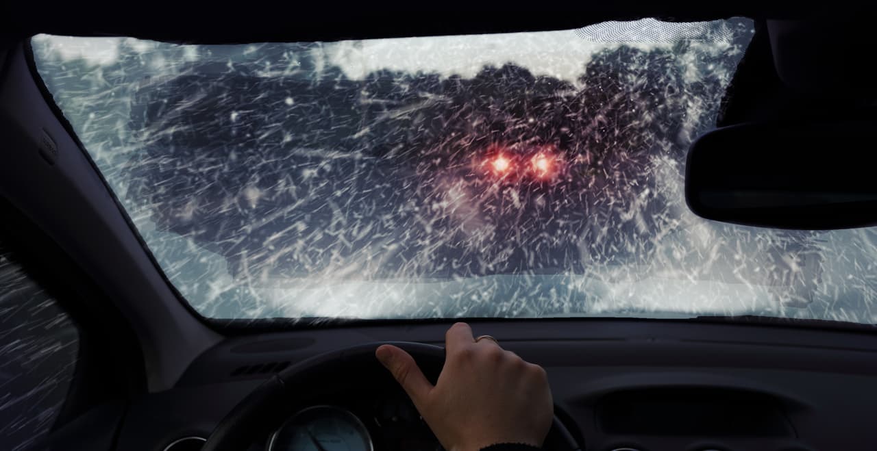 Esperar unos minutos a que tu auto se caliente permitirá que el sistema de calefacción descongele el parabrisas, así tendrás amplia visibilidad y no será necesario raspar los cristales por fuera.