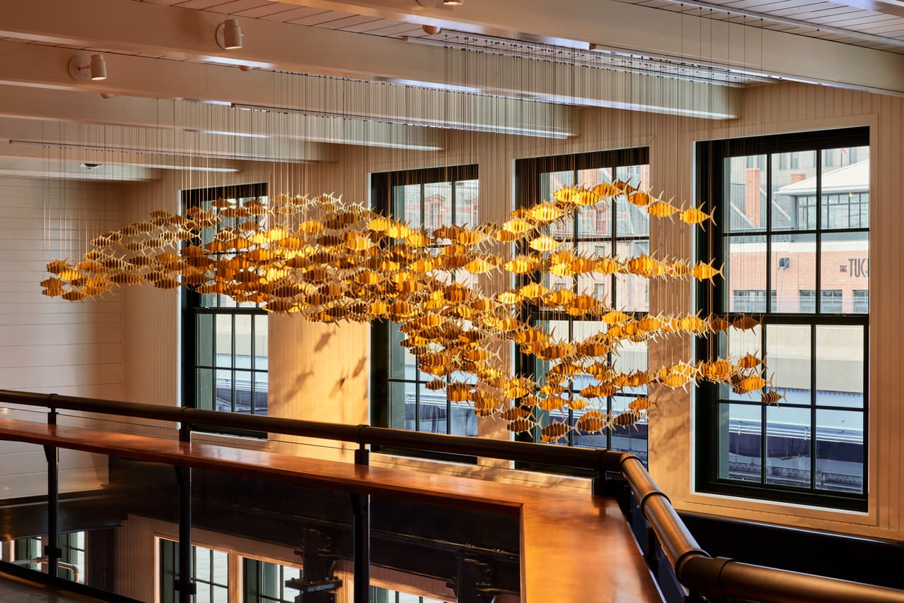 Además de un destino culinario, Tin Building, 
<b>es un homenaje a su antiguo hogar, Fulton Fish Market</b>. Por eso, en la parte principal de su entrada, es un enorme mostrador de pescado fresco, y muchos de sus detalles despliegan peces.