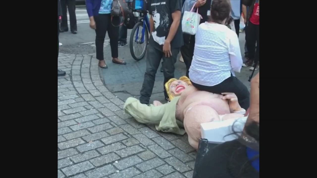 Transeúnte furiosa derriba estatua de Hillary Clinton desnuda en Manhattan