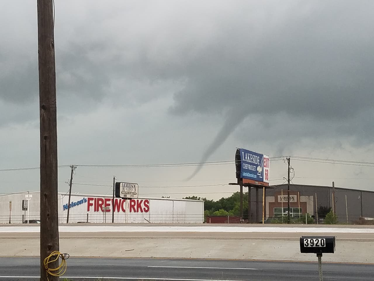 En Fate, TX un tornado "cuerda" o "rope"