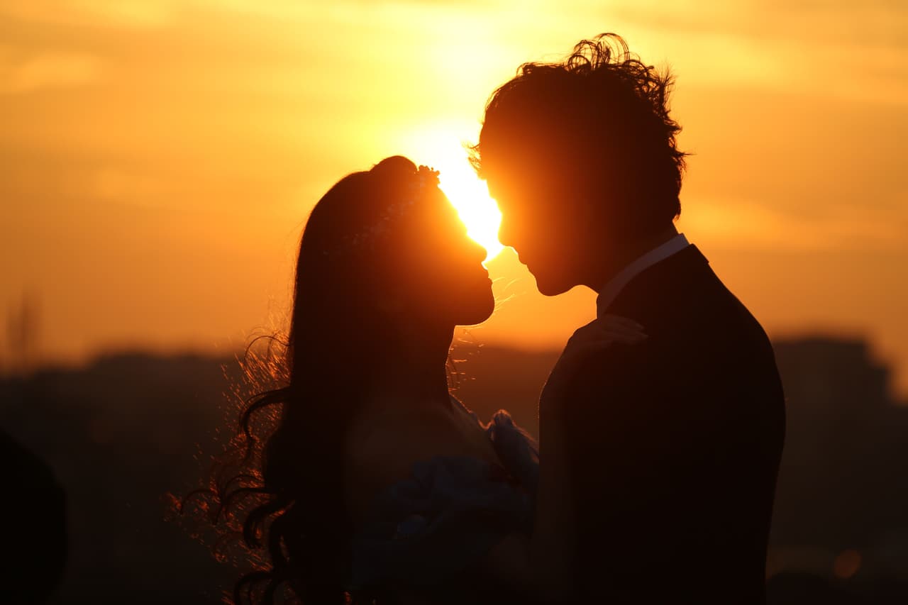 <b>Cáncer</b>
<br>
<b>Su mejor cualidad: </b>Su ternura y sensibilidad a flor de piel, su forma completa de disfrutar la relación de manera íntegra en el contacto pleno. Los cancerianos son muy físicos, sienten la necesidad de tocar, abrazar, estar pegados uno al otro y esto les convierte en amantes muy apasionados, intensos, ardientes, cálidos e inolvidables.