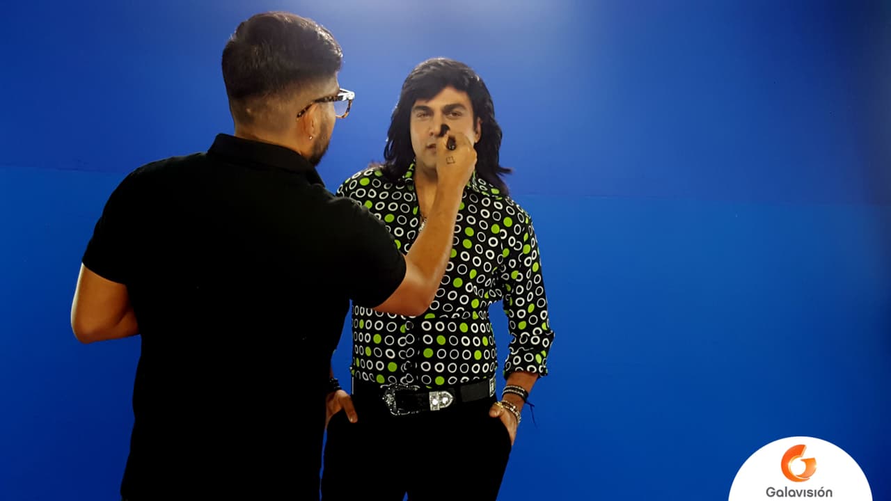 Debido a la fuerte iluminación en el set, Albertano tuvo un pequeño retoque de maquillaje para controlar el brillo en su rostro.