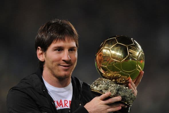 Ese mismo año la FIFA le reconocería su gran nivel y la cosecha de éxitos al otorgarle su primer Balón de Oro como mejor jugador de esa temporada.