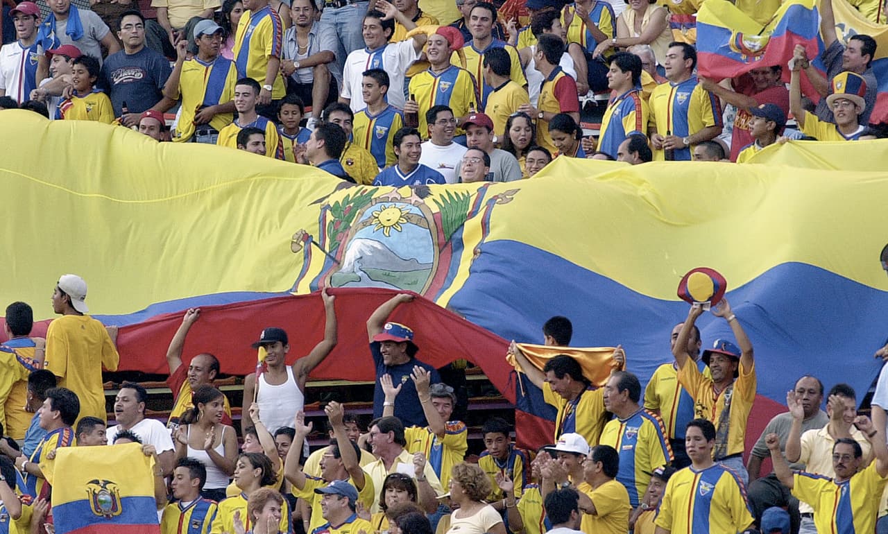 <b>Ecuatorianos.</b> Son 738,000, el puesto 10 de los grupos latinos en EEUU. 
<b>Ganan en promedio 61,000 dólares al año, </b>17% no tiene seguro médico y el 28% logra completar la secundaria. Su edad media es de 33 años, 13% vive en la pobreza y 17% no tiene un seguro médico.