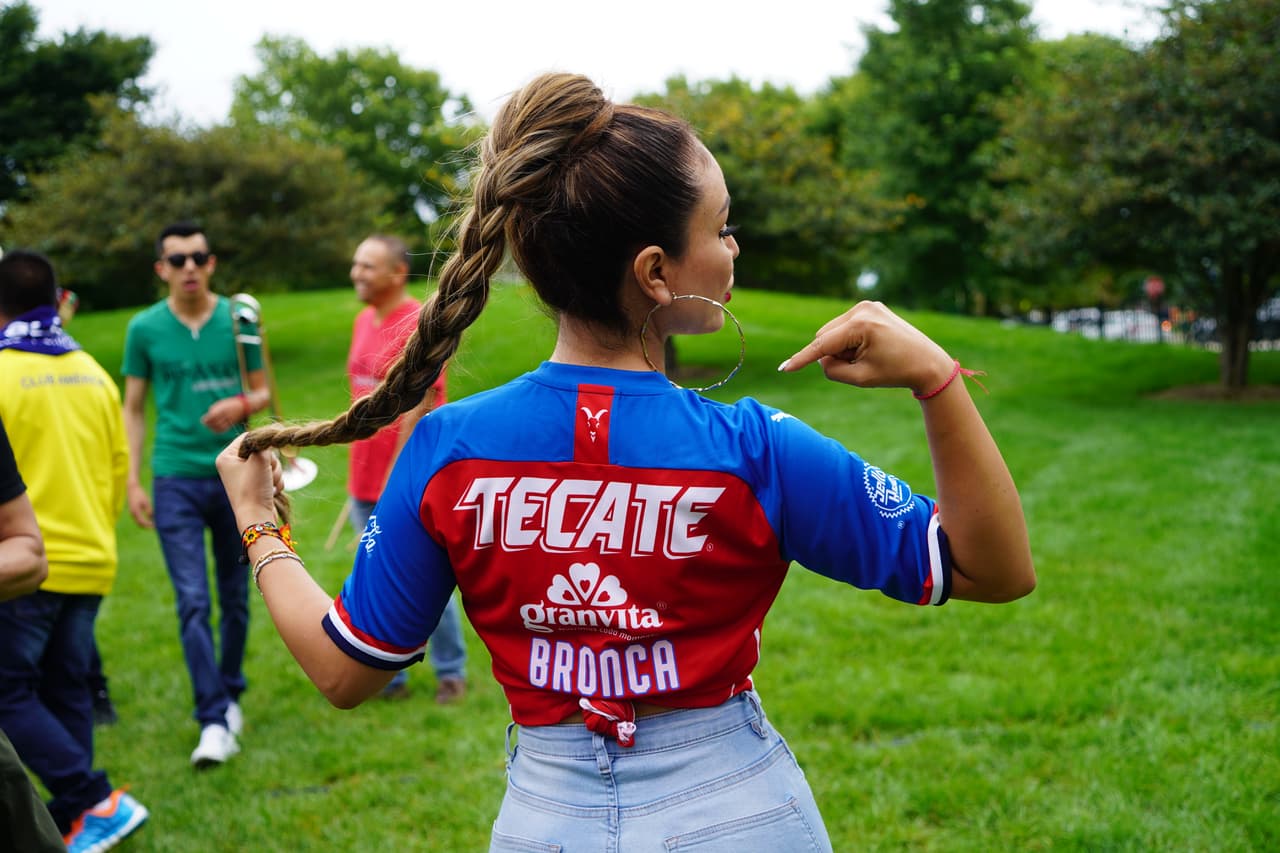 Ella vistió su playera de las Chivas de Guadalajara.