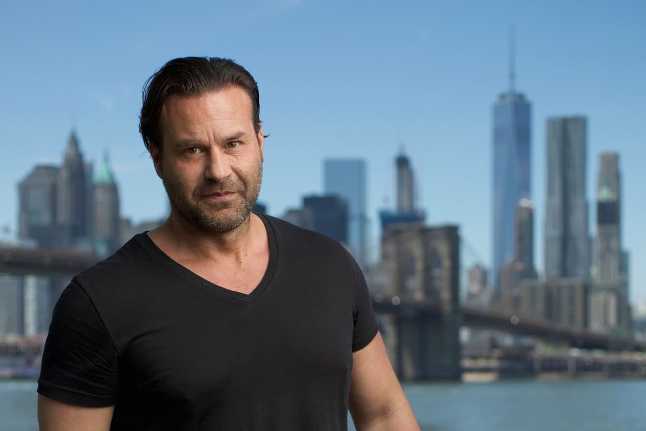 Según información del portal 
<b><a href="https://www.tmz.com/2020/06/01/kim-kardashian-kanye-west-threaten-sue-former-bodyguard-10-million/" target="_blank">TMZ</a></b> dada a conocer este lunes 1 de junio, la famosa pareja envió una carta de cese y desistimiento a 
<b><a href="https://www.instagram.com/stevestanulis/" target="_blank">Steve Stanulis</a></b>, quien trabajó como uno de sus guardias. 
<br>