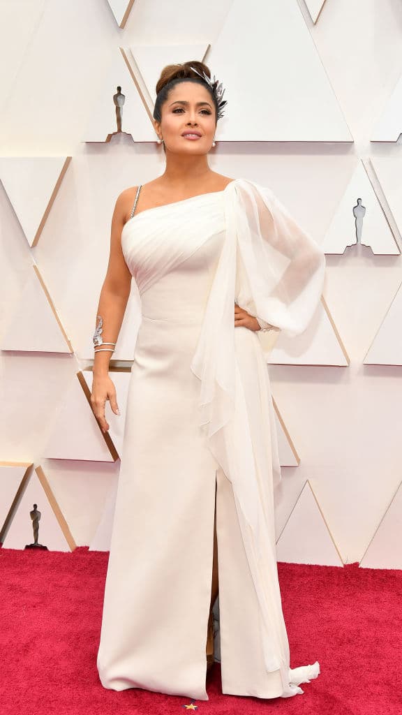 El vestido Gucci de seda blanca con drapeado en el corpiño y manga larga de lado izquierdo, la hicieron parecerse a una diosa de la mitología griega.