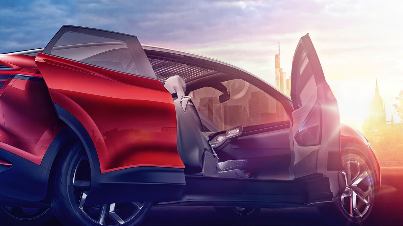 <b>Volkswagen I.D. Crozz Concepto</b>
<br>Se comunica con el conductor a través de luces inteligentes. Las ubicadas en los paneles de las puertas se iluminan cuando cualquiera de los ocupantes abre y cierra las puertas por medio de comandos de voz. Si el conductor saluda con un ‘Hola, I.D.’, la SUV responderá encendiendo una luz en el tablero. Pero eso no es todo, en caso de una situación de emergencia, si detecta a un peatón en algún punto ciego, encenderá una luz roja en el tablero.
