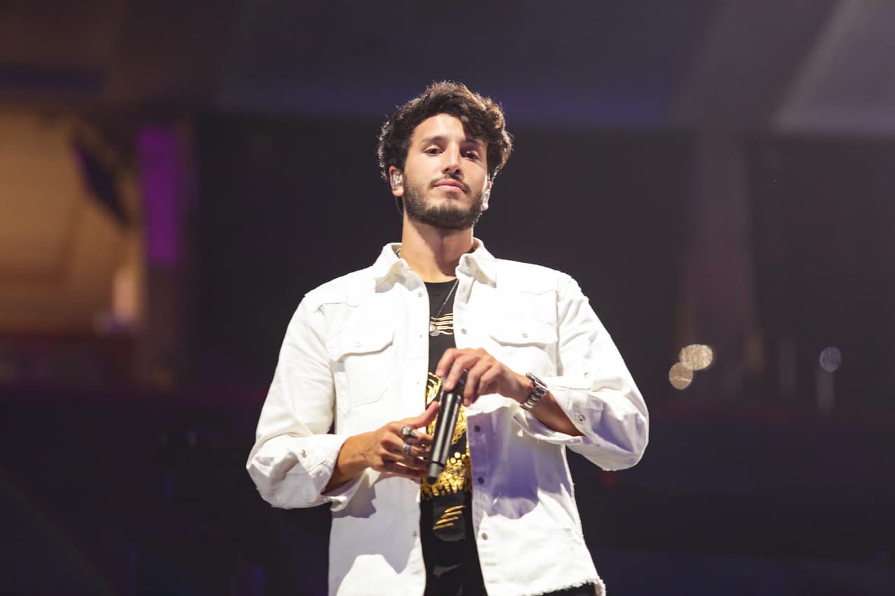 Sebastián Yatra acudió vestido totalmente de negro, agregó una chamarra blanca a su outfit.