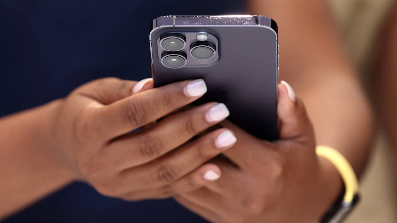 Cómo las mujeres latinas pueden protegerse de la violencia digital y detectar las señales