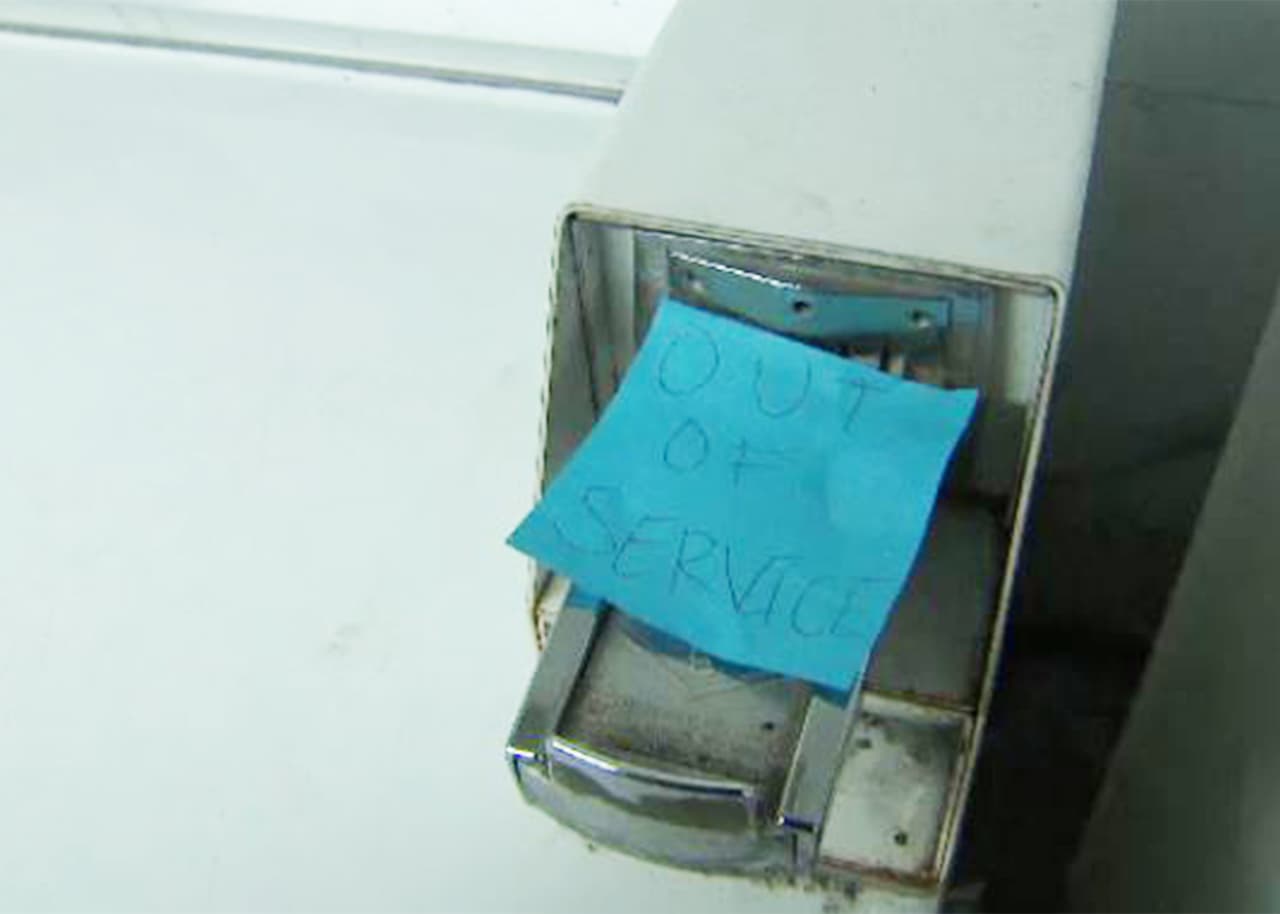 Como por ejemplo, la lavandería que antes funcionaba y hace meses que está inutilizable porque sus lavadoras están 'fuera de servicio'. El residente dice que ellos pagaban por el servicio, pero estos nuevos dueños no parece interesarles.